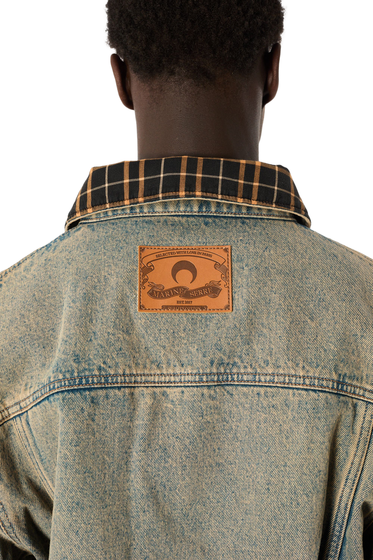 VESTE EN JEAN TRUCKER DÉLAVÉE AU SABLE À MOTIF LUNE GRAVÉ AU LASER