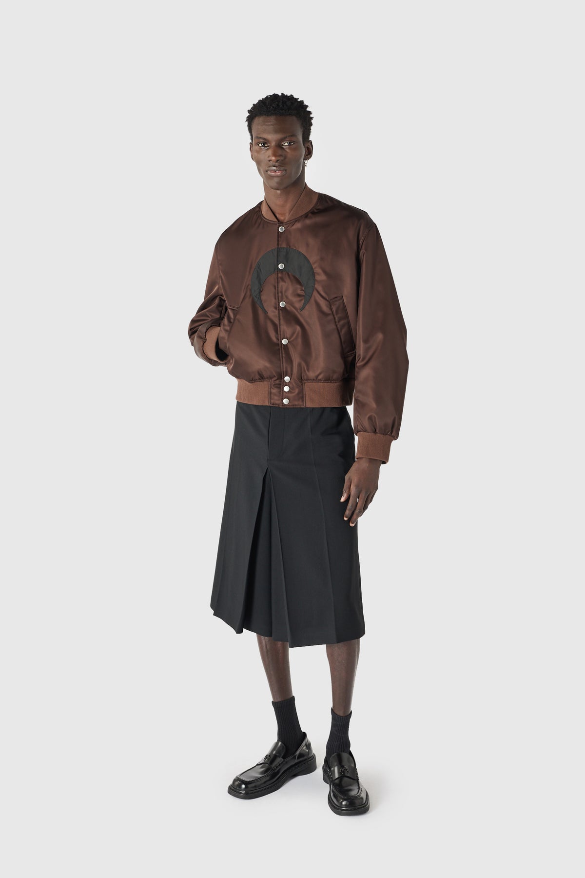 Tailored wool serge bermuda with pleats, image 4 of 7